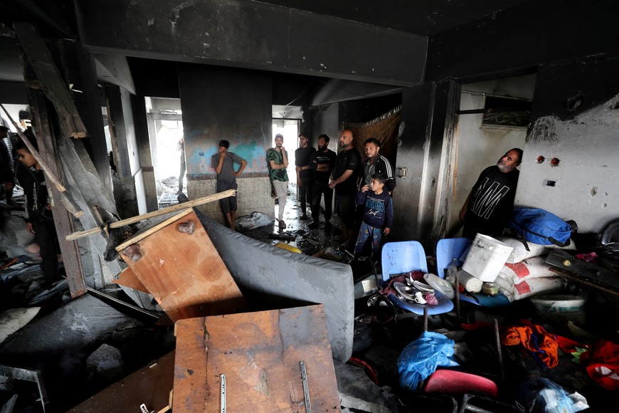 Palestinians react as they inspect the site of an Israeli airstrike on an UNRWA-run clinic where displaced people shelter, in Jabalia in the northern Gaza Strip April 2, 2025. REUTERS/Mahmoud Issa     TPX IMAGES OF THE DAY