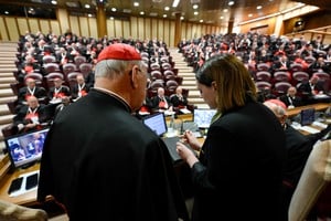 Esta acción, realizada por el camarlengo Kevin Farrell, es parte del protocolo establecido en la constitución apostólica Universi Dominici Gregis de 1996.