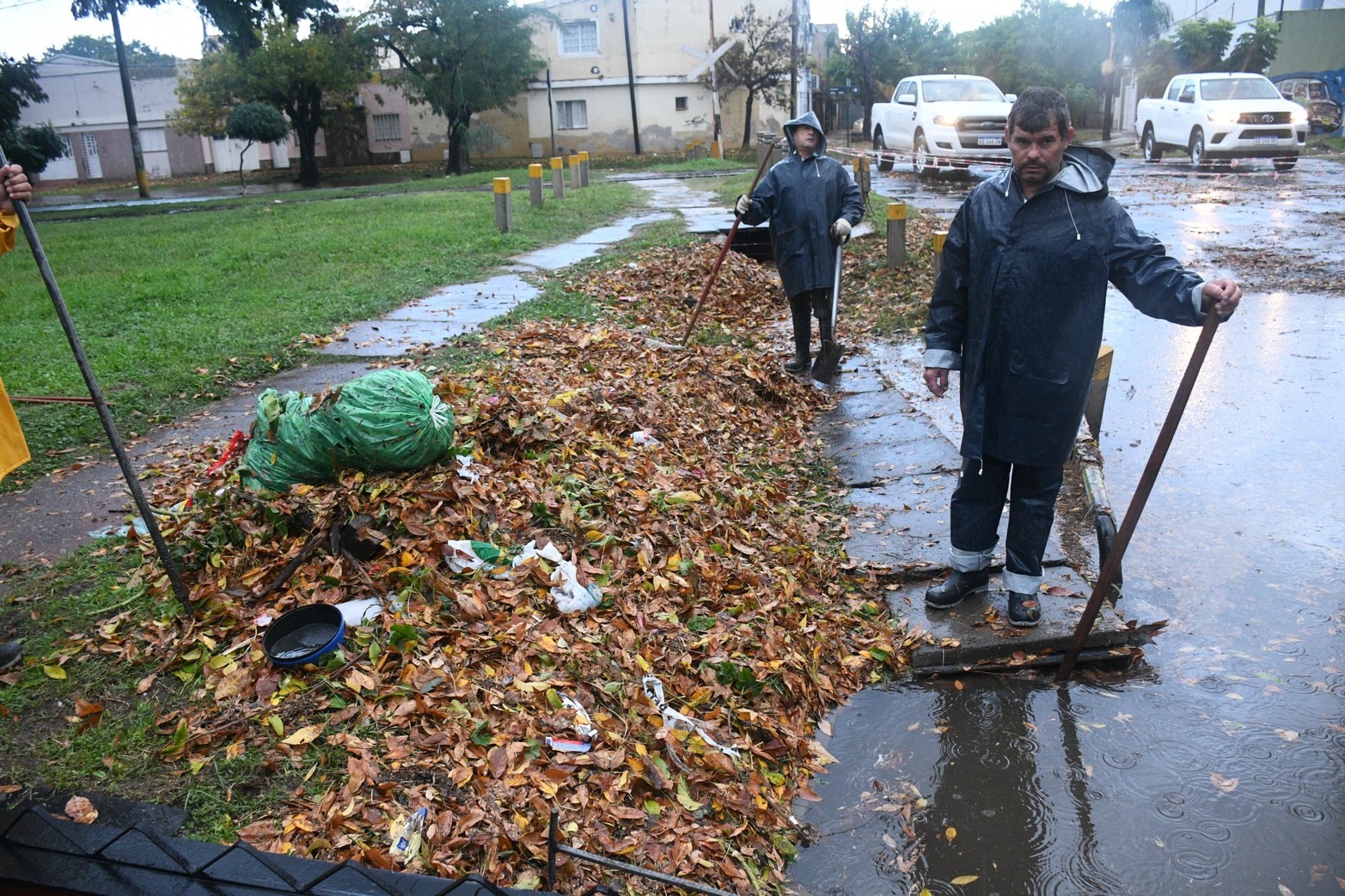 Cuadrillas municipales trabajan para desbloquear bocas de tormenta. 