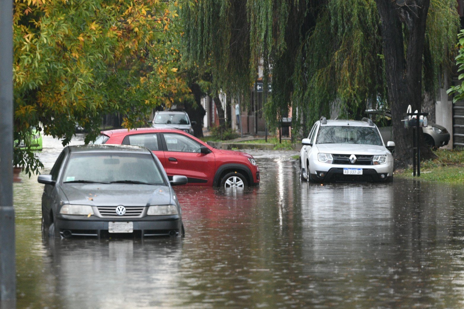 Por donde pueden. Los vehículos sortean las calles en busca de un lugar seco. 
