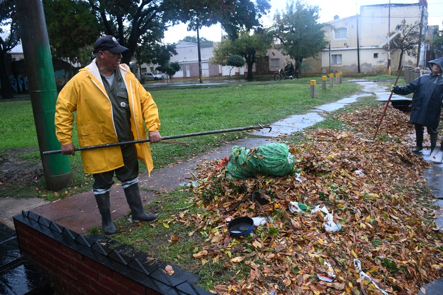 Las cuadrillas municipales limpiando los desagües pluviales.