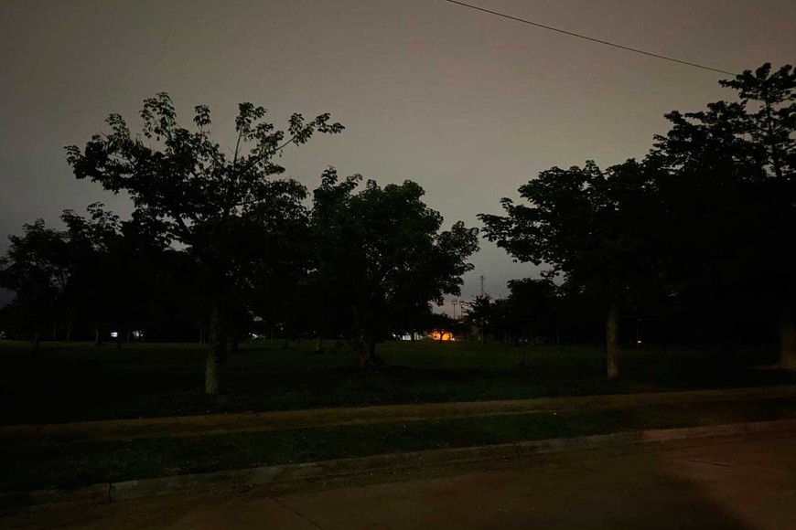 Hacia el sur, oscuridad completa.