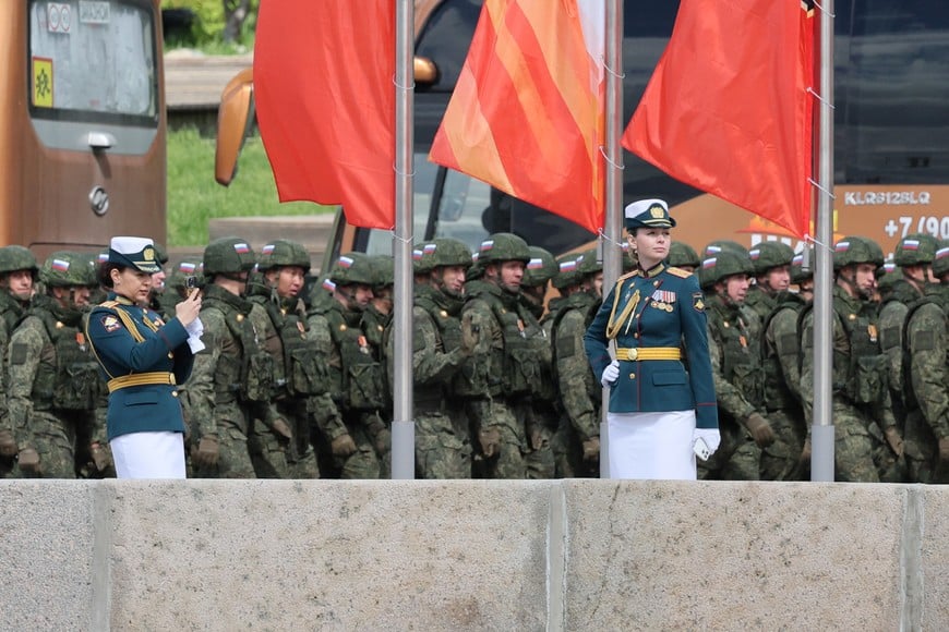 Russian service members take photos as soldiers, who were involved in the country's military campaign in Ukraine, walk past on the day of a rehearsal for a military parade, which marks the 80th anniversary of the victory over Nazi Germany in World War Two, in central Moscow, Russia, May 7, 2025. REUTERS/Shamil Zhumatov
