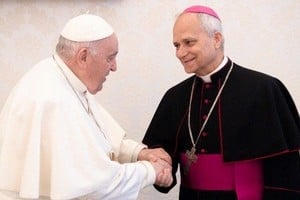 1. Francisco junto a Robert Prevost, quien después sería elegido como el papa León XIV.