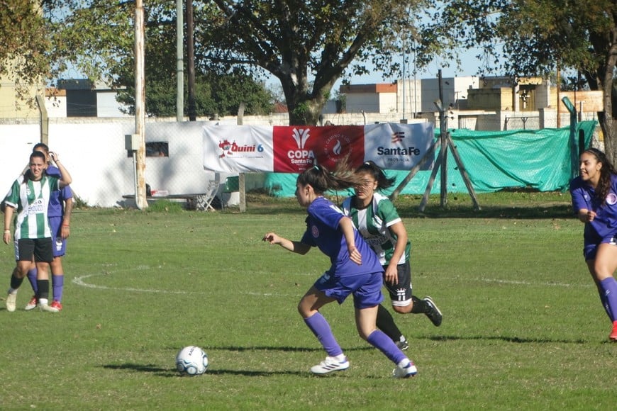 Postales del duelo entre Nuevo Alberdi y Babilonia.