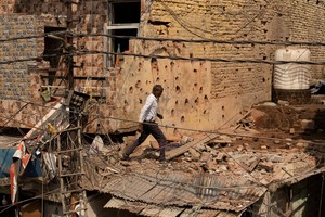 Un hombre camina entre los escombros de una casa dañada, tras la operación contra India. Foto: REUTERS.