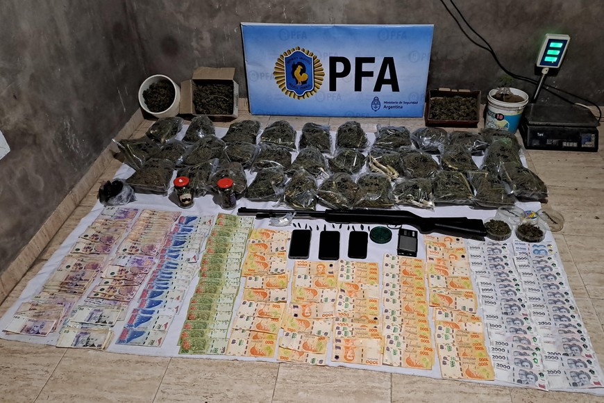 La banda operaba con una lógica de distribución barrial, típica del narcomenudeo, pero con una estructura que evidenciaba niveles de organización más complejos.