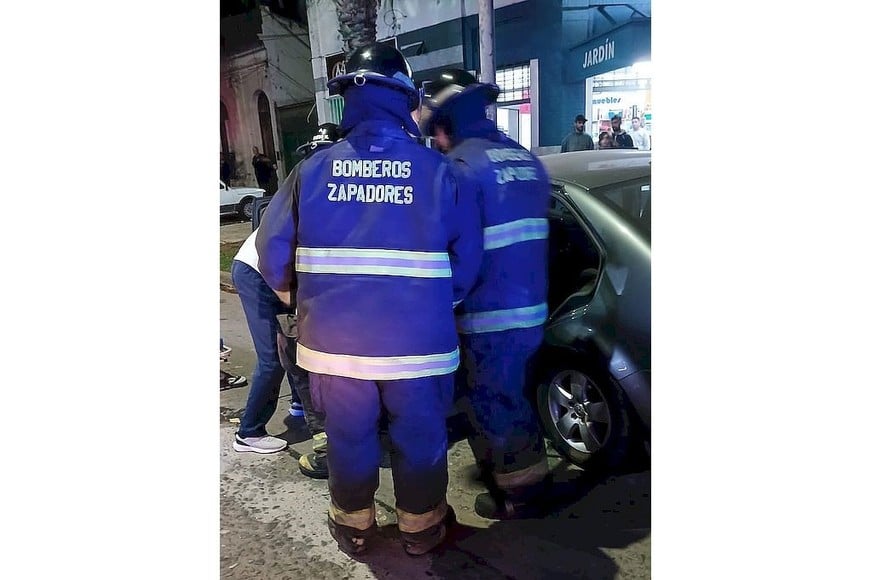 El momento en que los bomberos proceden a rescatar a la mujer.