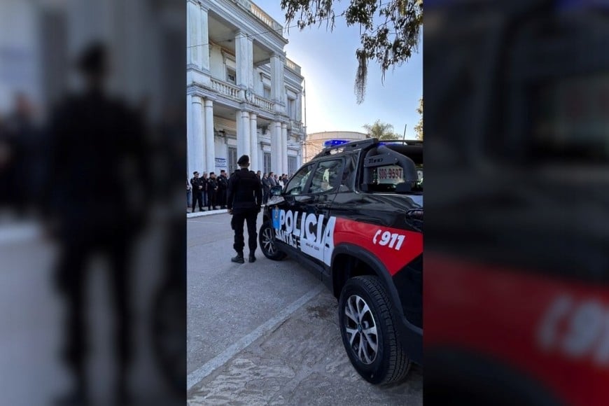 Uno de los vehículos y el ex cabildo en el fondo, actualmente sede de la Unidad Regional XV.