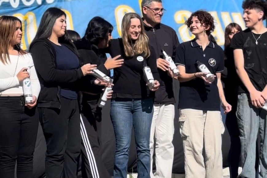 Uno de los momentos más emotivos fue la entrega de cápsulas del tiempo que los alumnos sellaron para ser abiertas dentro de 31 años, en el 150º aniversario de la institución.