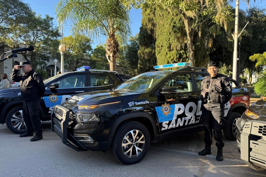 Las nuevas unidades apostadas frente a la Jefatura de Coronda.