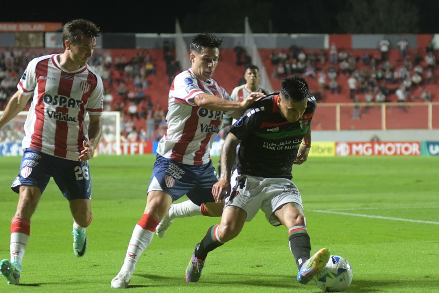 Uno estará y el otro no. Julián Palacios se lesionó y no estará ante los ecuatorianos, mientras que Mauro Pittón tiene muchas chances de seguir como titular. Crédito: Manuel Fabatía