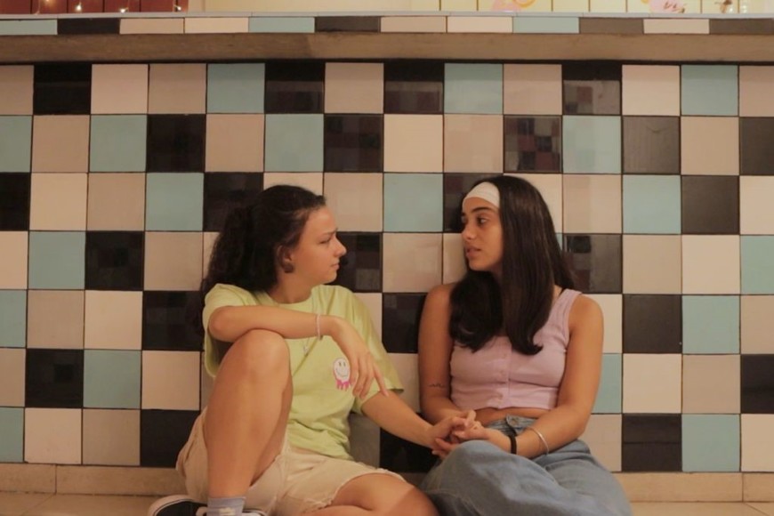 “El vino de Lady Gaga” (Bernardita Galoppo): Feli y Roma, dos adolescentes que se conocieron trabajando en un bar, inician una relación y charlando comienzan a sincerarse.