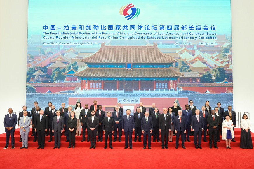 (250513) -- BEIJING, 13 mayo, 2025 (Xinhua) -- El presidente chino, Xi Jinping, posa para una fotografía grupal con invitados que asisten a la ceremonia inaugural de la cuarta reunión ministerial del Foro China-CELAC (Comunidad de Estados Latinoamericanos y Caribeños) en el Centro Nacional de Convenciones de China, en Beijing, capital de China, el 13 de mayo de 2025. Xi asistió a la ceremonia inaugural de la reunión y pronunció un discurso de apertura. (Xinhua/Ding Haitao) (ah) (ra) (vf)