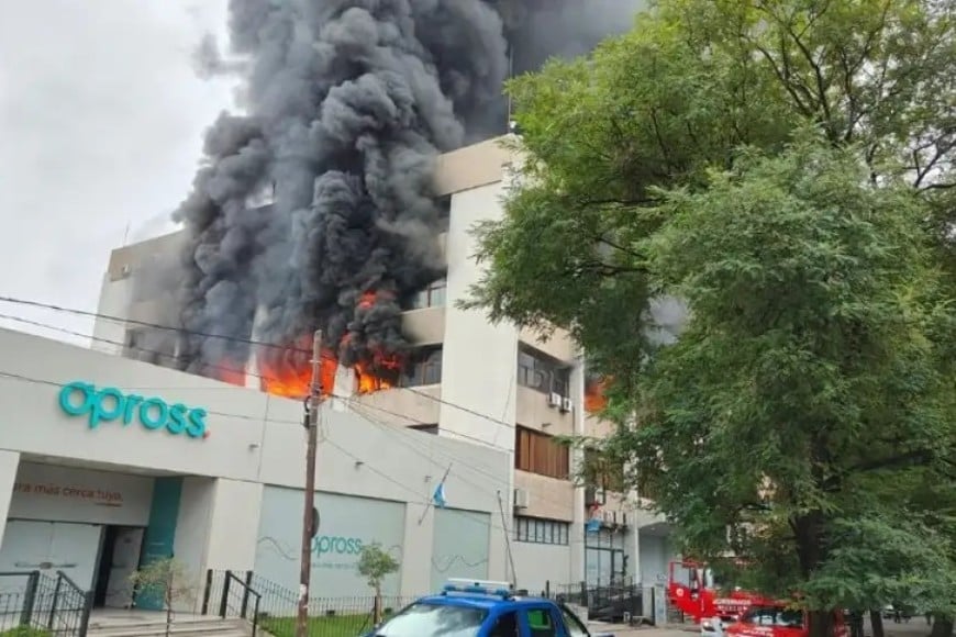 Arde el edificio de Apross, la obra social de los empleados estatales de Córdoba. Fue en Semana Santa y sospechan que el incendio fue intencional. Foto: Gentileza