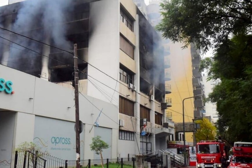 Arde el edificio de Apross, la obra social de los empleados estatales de Córdoba. Fue en Semana Santa y sospechan que el incendio fue intencional. Foto: Gentileza