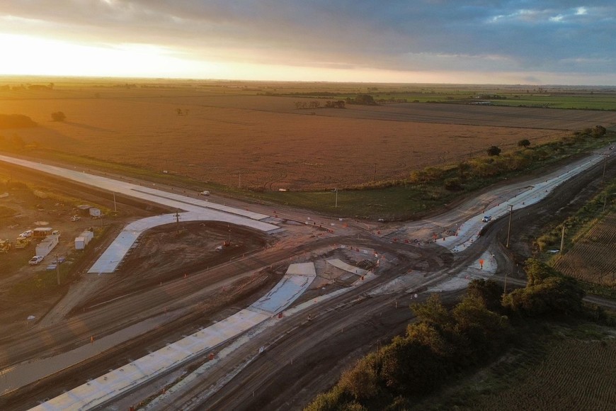 Seghezzo, explicó que “estamos haciendo rotondas en toda la provincia. Este plan de rotondas apunta a aumentar la seguridad vial en los cruces más peligrosos".
