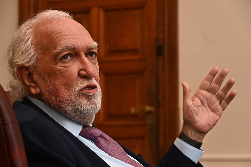 Gil Lavedra: "Hay que acordarse también de que Alfonsín no solamente ordenó enjuiciar a los ex comandantes, sino también a los líderes de las organizaciones terroristas, que fueron condenados. El gobierno de Menem fue el que los indultó a todos".