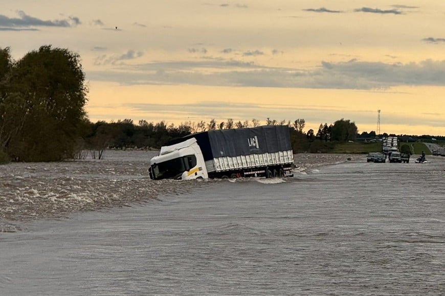 Muchos camiones complicados en la Ruta 9. Crédito: @matiasbaldanza