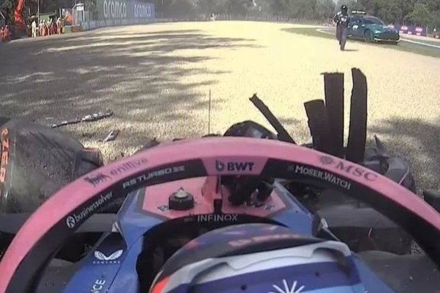 El piloto argentino tocó el césped a la salida de Tamburello y se estrelló contra las barreras de protección.