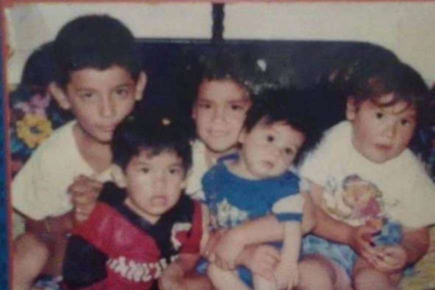 Adán, Graciela, Norma, y los más chiquitos Carlos (con la camiseta de Colón) y Marcelo (de remera azul). Una historia de resiliencia.