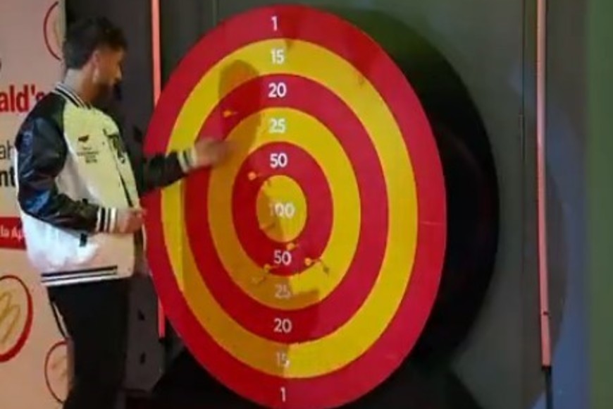 Los hermanitos jugaron al tiro al blanco en la kermesse.