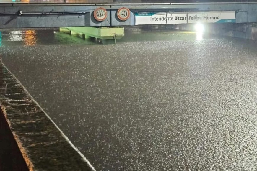 El puente de Zárate, intransitable por las lluvias.