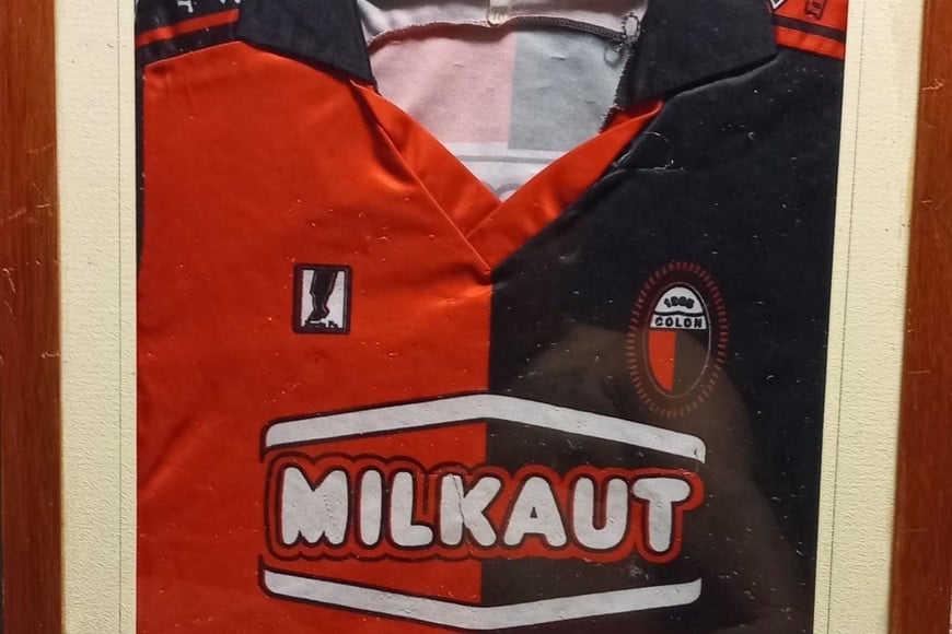 La camiseta de Carlos cuando tenía 2 años. El hermano mayor pidió conservar cuando se separaron y la enmarcó.