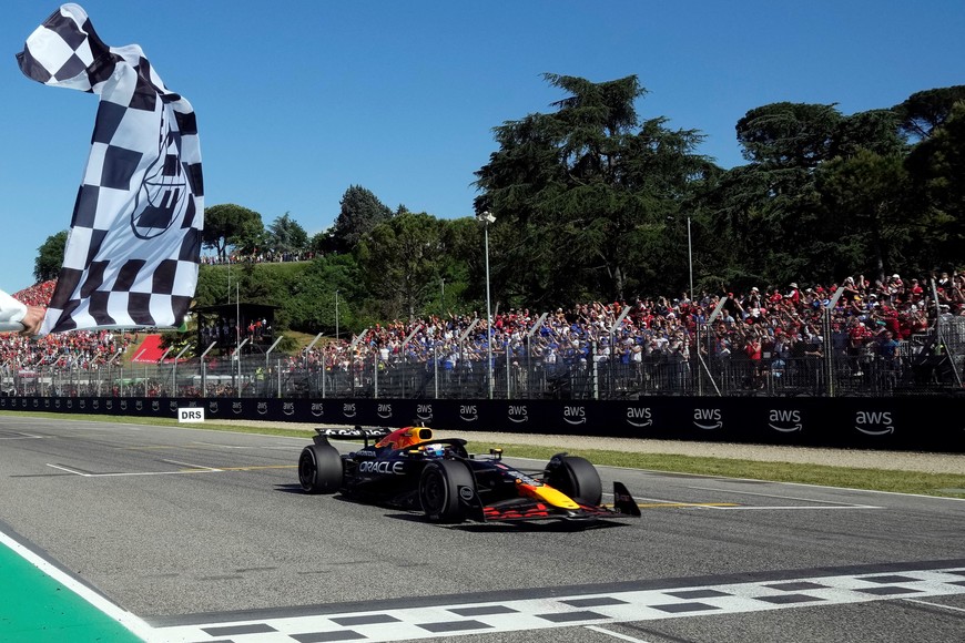 Formula One F1 - Emilia Romagna Grand Prix - Autodromo Enzo e Dino Ferrari, Imola, Italy - May 18, 2025
Red Bull's Max Verstappen passes the chequered flag to win the Emilia Romagna Grand Prix Pool via REUTERS/Luca Bruno