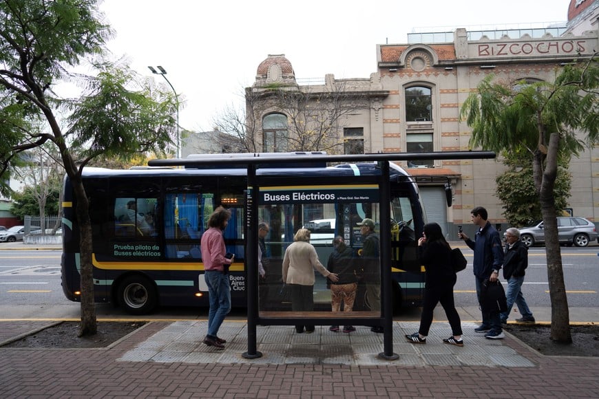 (250517) -- BUENOS AIRES, 17 mayo, 2025 (Xinhua) -- Imagen del 7 de mayo de 2025 de personas abordando un autobús eléctrico producido por la empresa china AsiaStar durante un periodo de prueba que unirá la estación Retiro-Plaza San Martín con el Parque Lezama, en la ciudad de Buenos Aires, capital de Argentina. La ciudad de Buenos Aires, capital de Argentina, incorporó 12 autobuses cien por ciento eléctricos fabricados en China en un nuevo paso en su transición hacia un transporte más sostenible. (Xinhua/Martín Zabala) (mz) (jg) (da)