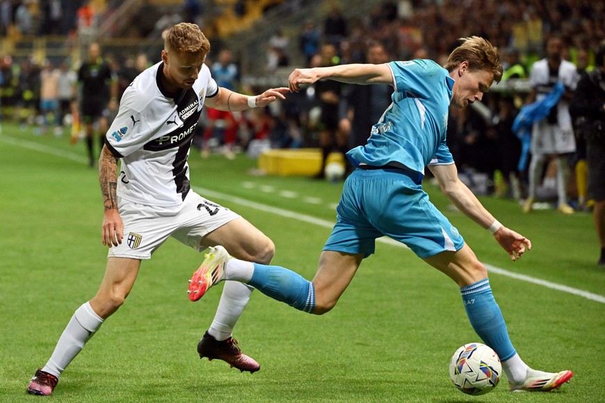 Soccer Football - Serie A - Parma v Napoli - Stadio Ennio Tardini, Parma, Italy - May 18, 2025
Parma's Antoine Hainaut in action with Napoli's Scott McTominay REUTERS/Alberto Lingria