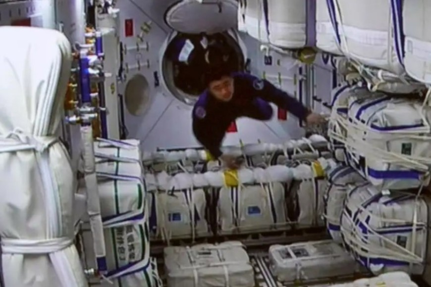 el astronauta Chen Dong ingresa al módulo Mengtian de la estación Tiangong. Archivo Xinhua.