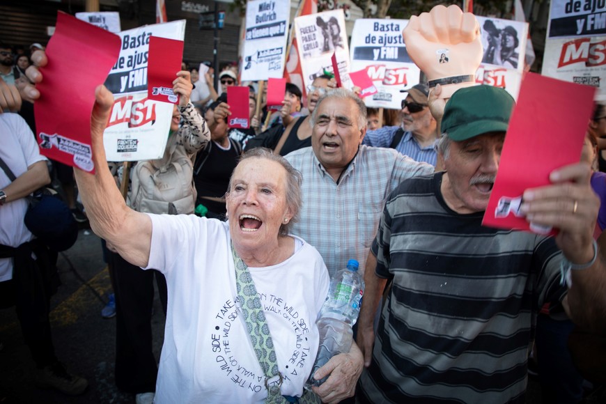 (250320) -- BUENOS AIRES, 20 marzo, 2025 (Xinhua) -- Imagen del 19 de marzo de 2025 de personas gritando consignas durante una manifestación en apoyo a jubilados y pensionados frente al Congreso Nacional, en la ciudad de Buenos Aires, capital de Argentina. Miles de jubilados y pensionados de Argentina se manifestaron el miércoles frente al Congreso, en el centro de Buenos Aires (capital federal), para reclamar una recomposición de sus ingresos. (Xinhua/Martín Zabala) (mz) (jg) (ah) (vf)