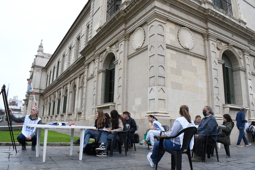Este martes se llevan adelante clases públicas en los alrededores del Rectorado. Crédito: Luis Cetraro