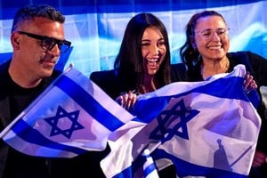 La intérprete israelí Yuval Raphael, en el centro de la imagen, festeja en Basilea (Suiza) con la bandera de su país el segundo puesto obtenido en Eurovisión 2025.
