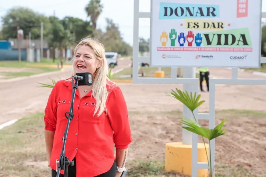 La plantación de los 1.300 árboles se extenderá durante todo mayo en distintas localidades de la provincia, con la participación de municipios, comunas, escuelas y organizaciones sociales.