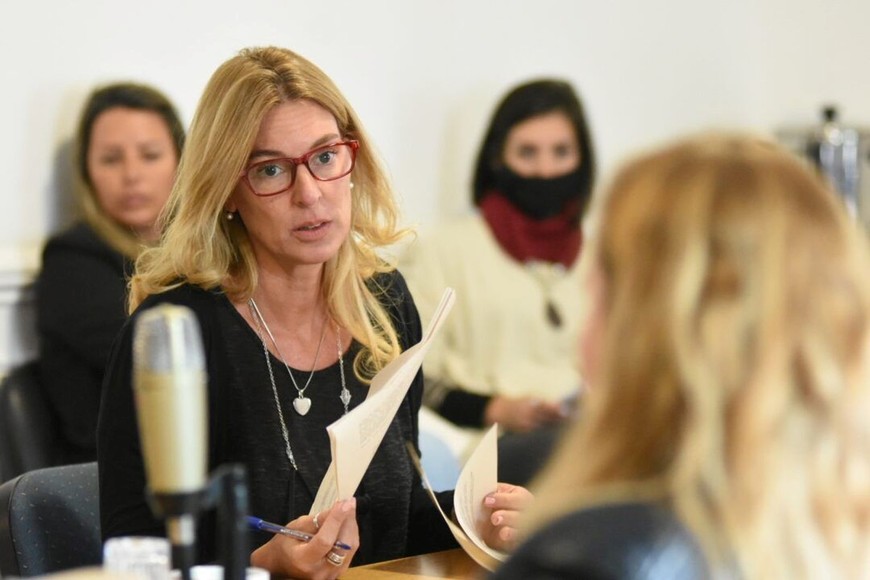 "Estar informados es fundamental para saber cómo manejarnos ante cualquier imprevisto", señala Valeria Schvartz, directora de Defensa del Consumidor. En la foto, junto al ministro de Desarrollo Productivo, Gustavo Puccini.