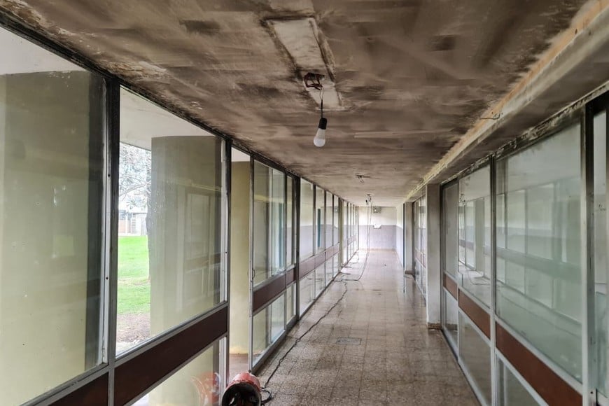 Los arquitectos evaluaron el estado del edificio, trabajaron para restablecer los servicios básicos y avanzaron en la planificación de tareas urgentes para la continuidad de las actividades escolares.