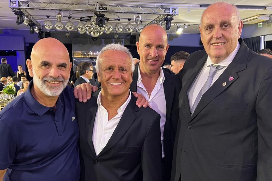 Del Sel junto a su amigo Marcelo Piazza, Edgardo Zin y el presidente Luis Spahn. Allí hay dos de los vice que acompañan a Spahn en la lista y uno de los dirigentes que más trabaja en el club. El Litoral