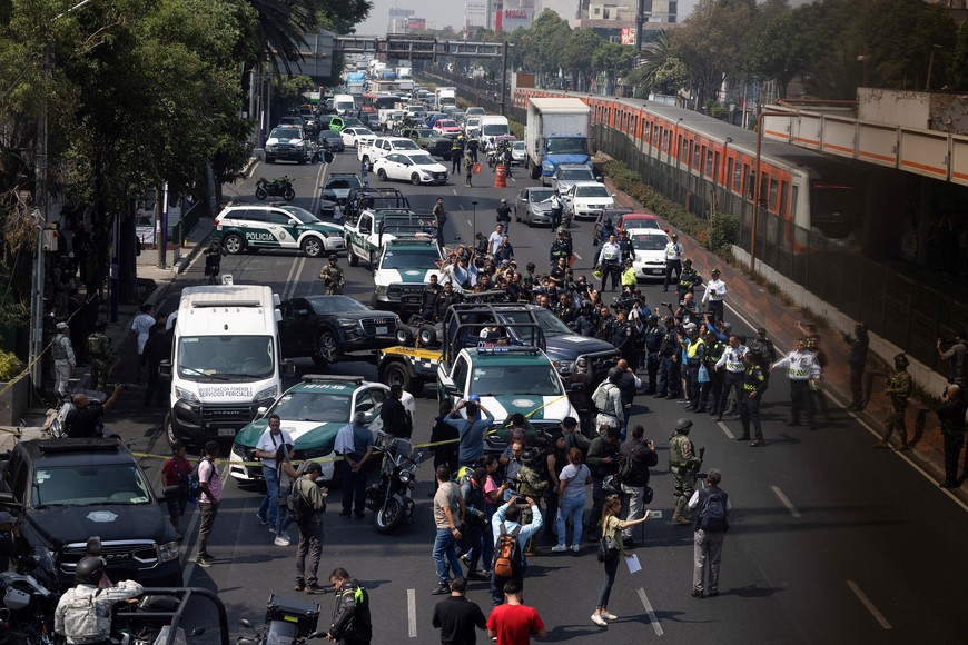 Police officers work at the scene, after two top members of Mexico City Mayor Clara Brugada's team were killed in what Mexican President Claudia Sheinbaum said was a direct attack, in Mexico City, Mexico, May 20, 2025. Picture partially taken through glass. REUTERS/Quetzalli Nicte-Ha     TPX IMAGES OF THE DAY