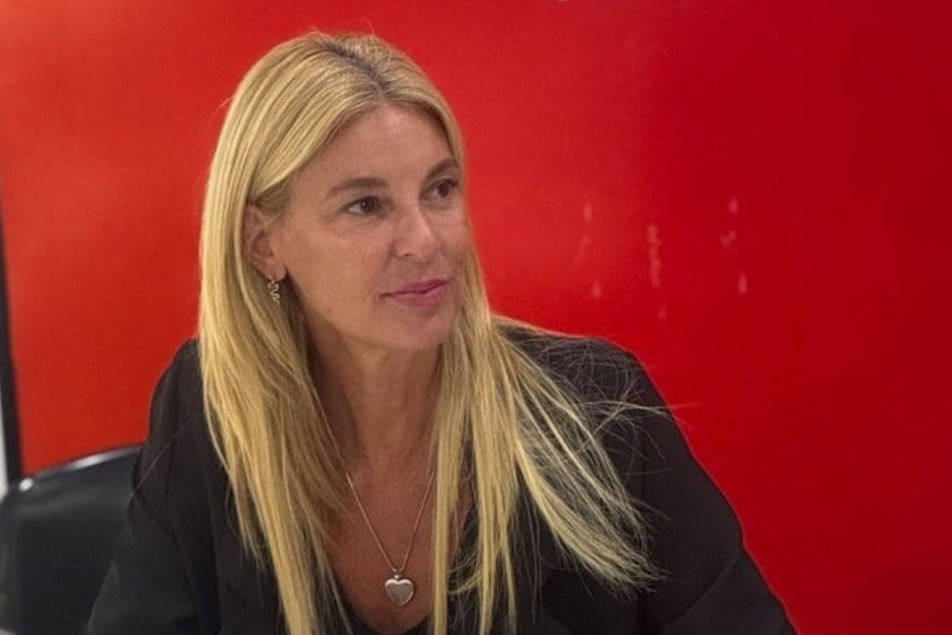 "Estar informados es fundamental para saber cómo manejarnos ante cualquier imprevisto", señala Valeria Schvartz, directora de Defensa del Consumidor. En la foto, junto al ministro de Desarrollo Productivo, Gustavo Puccini.