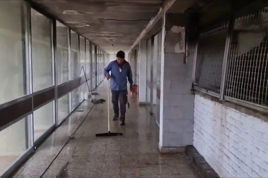 Los arquitectos evaluaron el estado del edificio, trabajaron para restablecer los servicios básicos y avanzaron en la planificación de tareas urgentes para la continuidad de las actividades escolares.