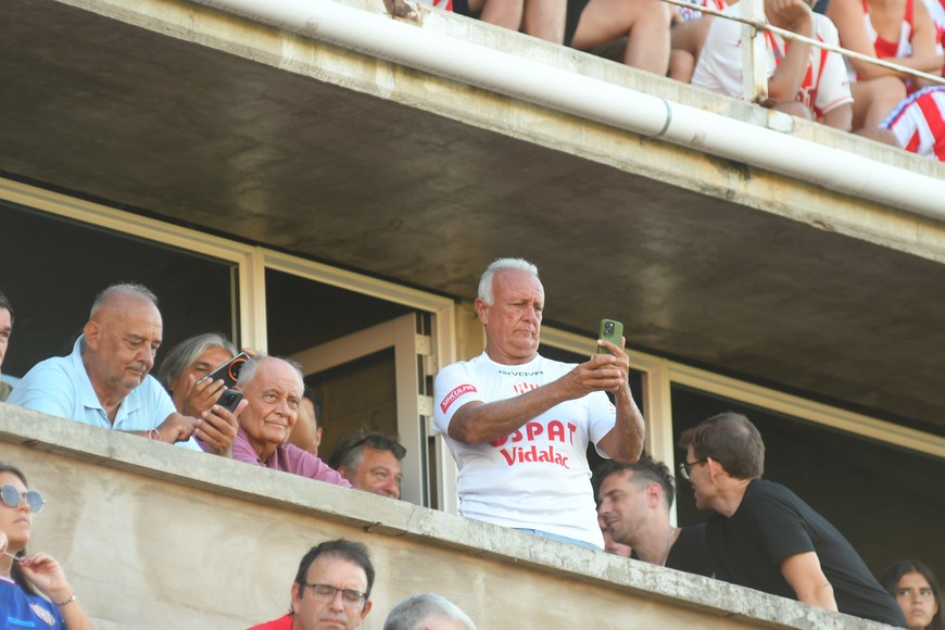 Miguel en su lugar habitual en la platea del 15 de Abril. Luis Cetraro