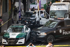 Personal de investigación forense y servicios periciales trabajaron en el lugar.