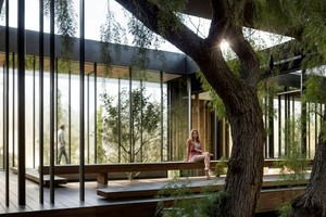 La arquitectura puede convertirse en un refugio frente al bullicio, no solo físico sino también simbólico.