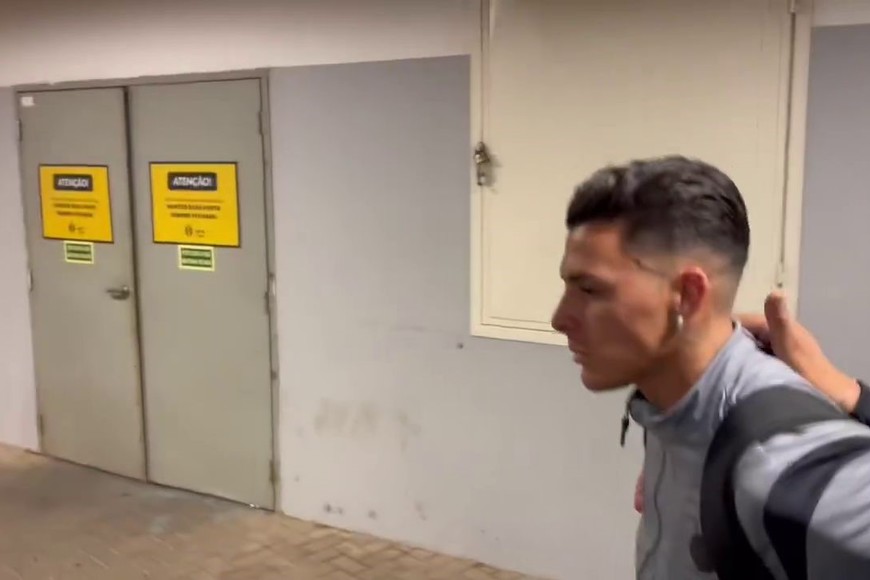 El futbolista cordobés debió ser escoltado en su salida.