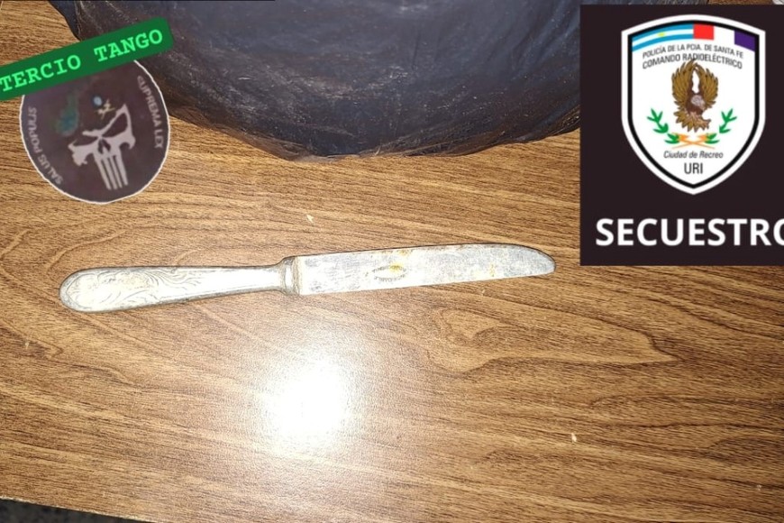 Los agentes también secuestraron un cuchillo en poder del apresado.