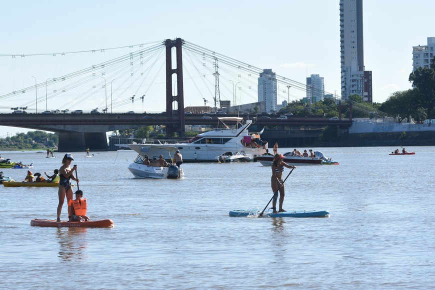 La foto es de hace unos días atrás, cuando el sol permitía la bikini; ahora hay que abrigarse un poco más para disfrutar de la laguna. Manuel Fabatía