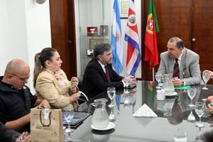 El intendente, junto a las autoridades de delegaciones de Braga y de San José de Costa Rica.