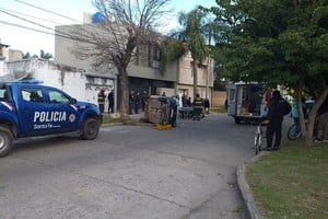 La magnitud del choque requirió la asistencia de los servicios de emergencia y tres heridos fueron trasladados al hospital.